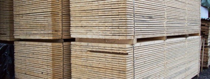 Quattro bancali di tavole in legno di abete