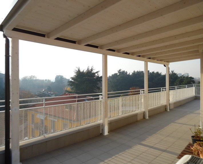 tettoia in legno addossata su balcone milano
