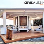 Gazebo in legno bianco per terrazzo.