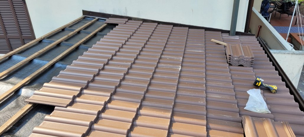 Soluzione per vincoli paesaggistici: tettoia esterna in legno con tegole.